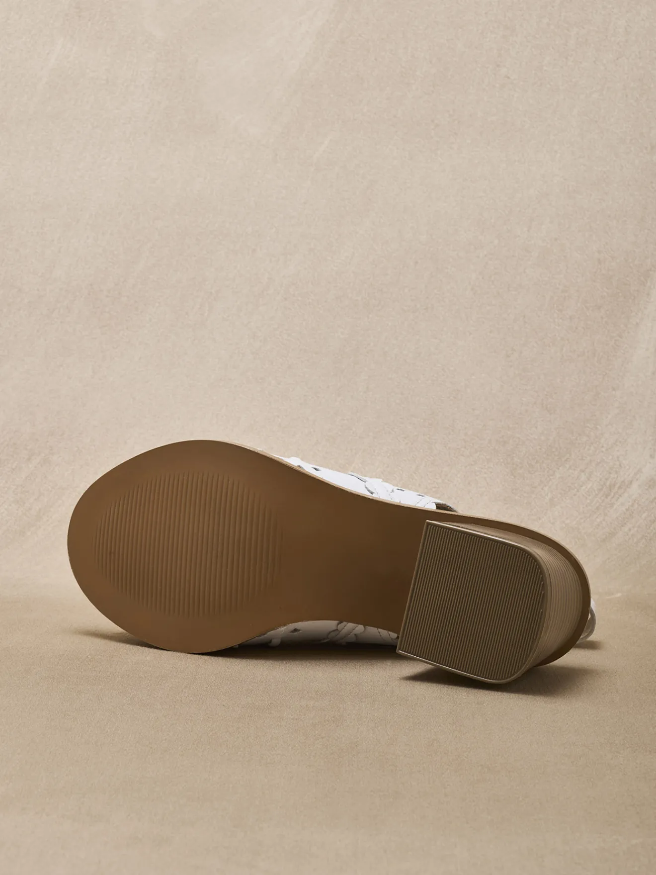 Outlet Sandales montantes cuir perforé Femme Sandales