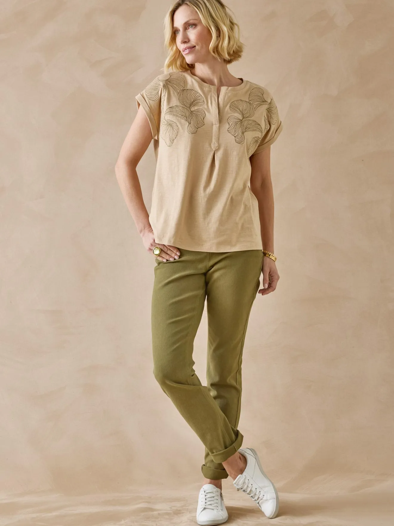 New Tee-shirt brodé encolure tunisienne Femme T-Shirt