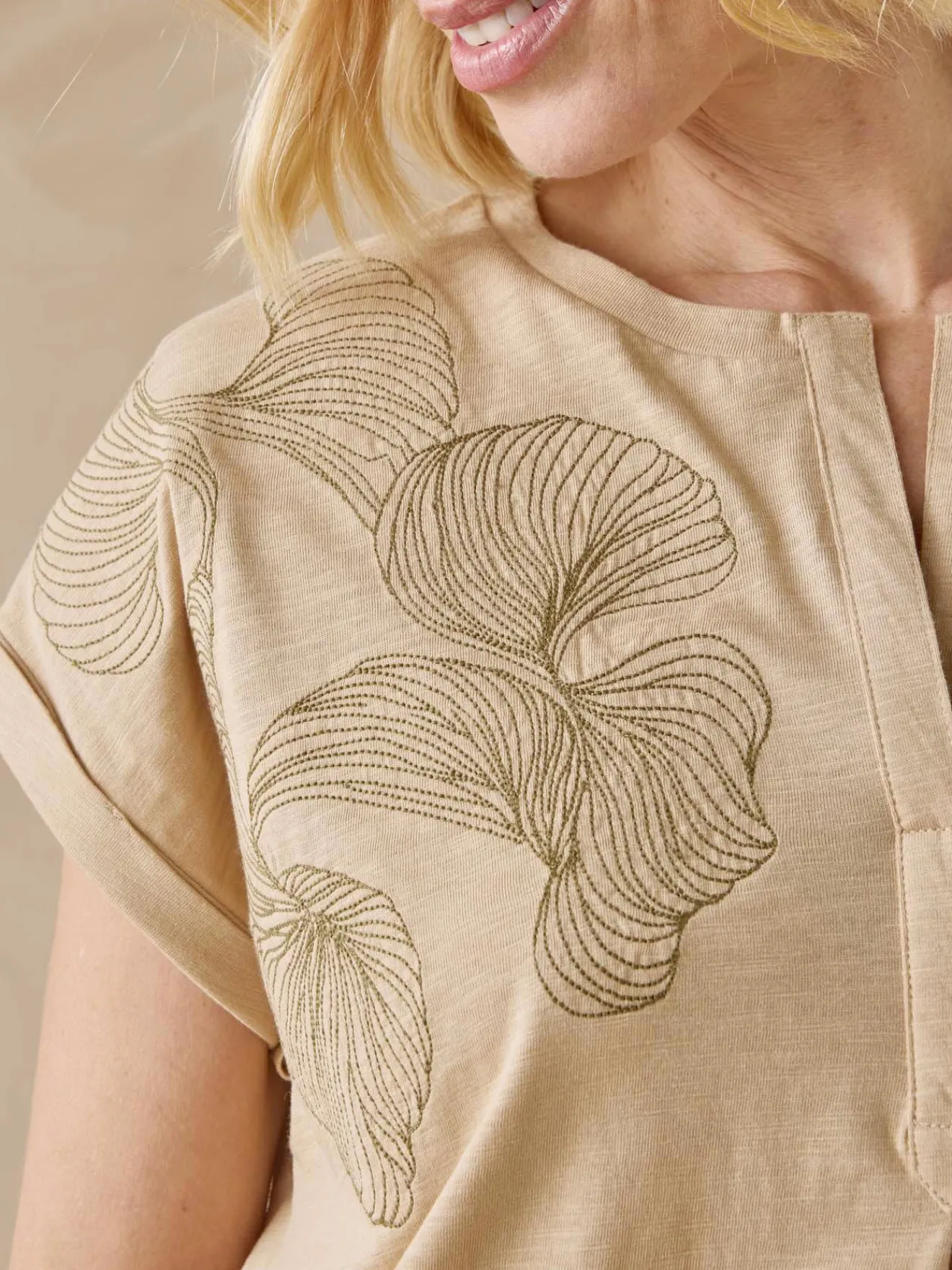 New Tee-shirt brodé encolure tunisienne Femme T-Shirt